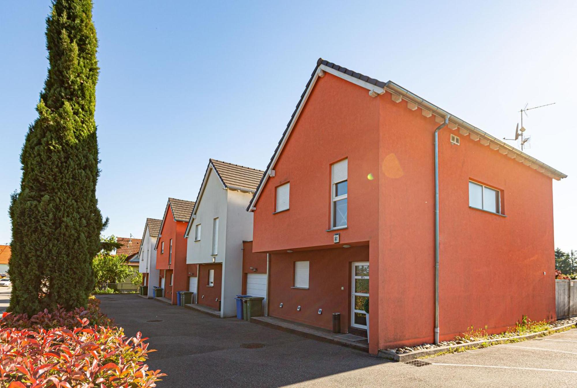 LES MAISONS SOLAIRES 4 Gîtes pour 8 à 16 pers Contact O6614O9II9 Griesheim-près-Molsheim Chambre photo